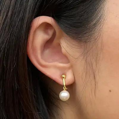 S085-330A_天草産 8mm - 8.5mm あこや真珠 ホワイトピンク 花珠級 イヤリング パールイヤリング【C：シリコン大 K18YG（イエローゴールド）※ブラ】