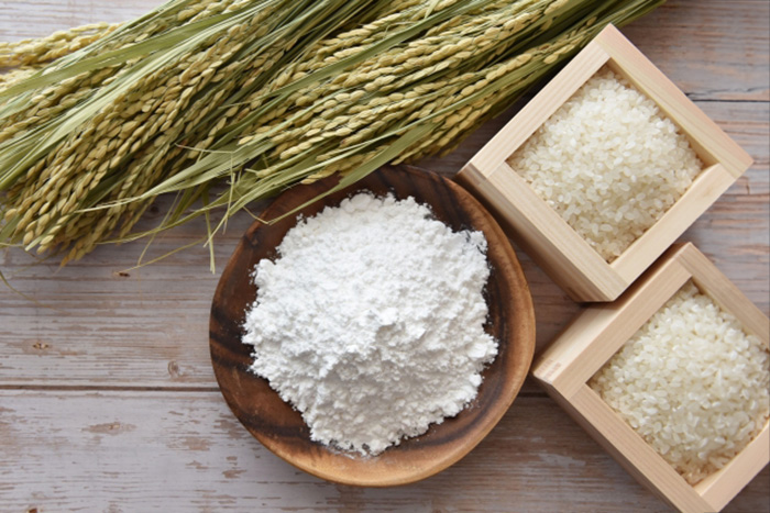 「米粉ロールケーキ ブルーベリー」国産金芽米の米粉使用、身体にやさしいグルテンフリー もちもち、しっとりとした食感にこだわりました。 地元に愛され続ける大正３年創業の老舗まつりや【長野県信濃町ふるさと納税】