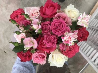 【総本数100本！】國枝バラ園から直送！Flower Bouquet（25本の花束×４ケース）色おまかせ　　薔薇 ばら バラ 花束 お祝い プレゼント 誕生日 ギフト 贈答 記念日 クニエダ株式会社