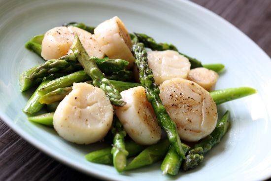 夏野菜のアスパラと紋別市産ホタテのソテー。火を通すことでホタテの甘みが引き立ち、彩り豊かな夏のごちそうに早変わり。