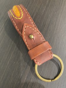 マグロ 革 を使った キーホルダー (a30-252)