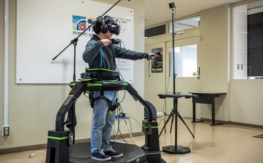 最新のVR技術を体験しながら、その仕組や構造を学び、新たなソフト・ハードウェアの開発思想を学んでいきます。