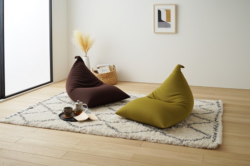 【a034】ビーズクッション　三角（ベージュ）【配送不可地域：沖縄県、離島】