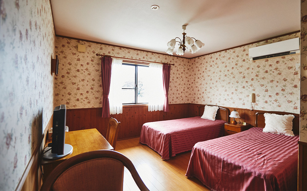 
                  優雅な一軒家「B&B Asuka」で過ごす1泊2日　ペア宿泊券
                