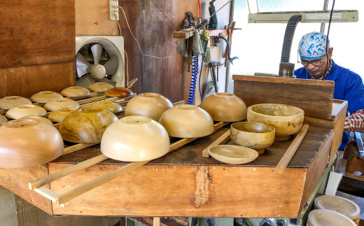 1年以上の時間をかけて匹見の職人が心を込めて作る木製食器はいかがでしょうか(^^)/