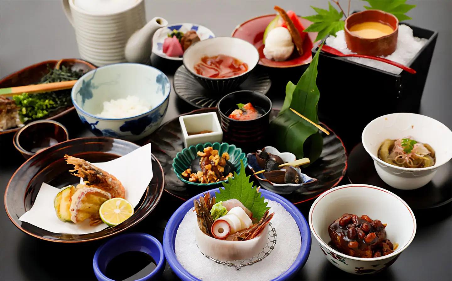 【令和7年産 コシヒカリ (精米)10㎏×珠玉や】旬の特産品と宿泊利用券セット