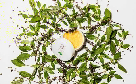 ひじやひざ、かかとの余分な角質を落としつつ、
ほどよいマッサージ効果のある大きめのスクラブは
ボディソープ、バスソルトにも。