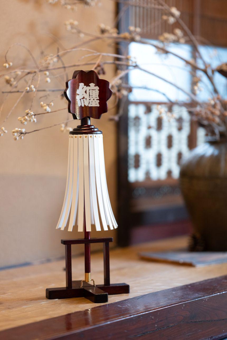 小型纏 (まとい)結－yui－漆塗り赤茶色 名入れ可能  | まとい 纏 漆塗り纏 赤茶色 茶色 白黒 小型 二号 伝統工芸 縁起物 記念品贈答品 開業開店祝 新築祝 結婚祝 周年記念 インテリア 守護飾り 長野県 塩尻市