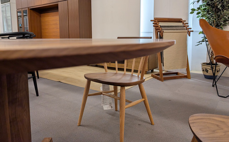 府中家具　MARU TABLE　φ1100　レッドオーク ／ 丸テーブル 円形テーブル 無垢 テーブル ダイニングテーブル 木製 家具 北欧 インテリア デザイン家具 彫刻脚 安定感 職人家具 オイル