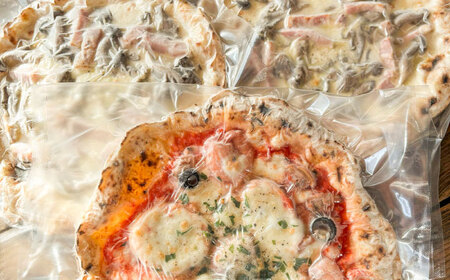 【 ナポリピッツァ 専門店 が作る 薪窯焼き 冷凍 ピッツァ セット 】 フンギ × 2枚、 カラマーロ × 1枚 合計3枚(約1.04kg)【株式会社CAROTA】[BHBV010]