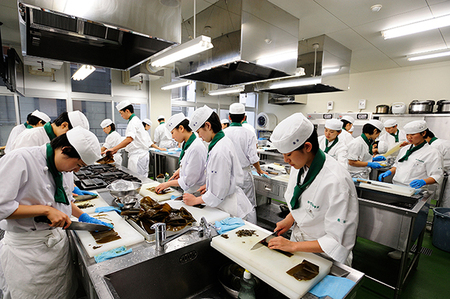 【現地での受取り可能な方のみ】3年間の集大成！高校生たちが汗と涙と感謝の思いを込めてつくる伝統のおせち ( 二段重 )4人前 おせち おせち料理 先行予約 おせち料理2026 おせち料理2025 年内