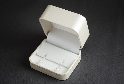 ＜真珠ピアス・トライアングル（ホワイトゴールド）＞ 保証書付き 7.0～7.5mm 純国産 ぴあす パール アクセサリー フォーマル ファッション かわいい レディース 女性 誕生日 記念日 成人祝い