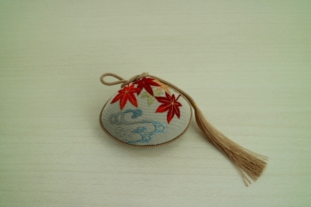 【加賀繍】（紅葉）