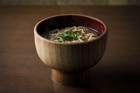 【 年越しそば 予約 】 石臼挽き 自家製粉 瑞穂そば （ かけそば ）2人前 つゆ付き ≪ 京丹波町産 蕎麦 100％使用 ≫ ※2025年12月発送 ※北海道・沖縄・その他離島は配送不可 [010