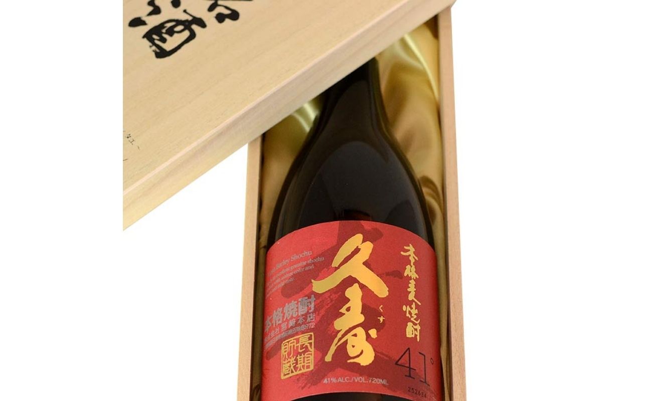 美し国三重の本格麦焼酎金選久寿（クス）紅札41度１本720ml桐箱入り【モンドセレクション世界酒類コンクール１７年連続金賞久寿白札の上級酒】焼酎 樫樽長期熟成 美味し国三重の本格麦焼酎 酒 母の日 父の日 敬老の日 ギフト ゴルフコンペ賞品焼酎 焼ちゅう 上質 美味しい おいしい 有名 本格 お湯割り 水割り