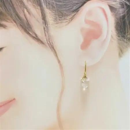 天然石水晶とスワロフスキーのピアス【配送不可地域：沖縄県】【1563569】