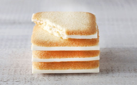 【1ヶ月毎3回定期便】白い恋人 ホワイト 18枚入×3箱 計162枚 お菓子 焼き菓子 洋菓子 クッキー チョコ ホワイトチョコ ラングドシャ 個包装 ギフト お土産  石屋製菓 北海道 北広島市