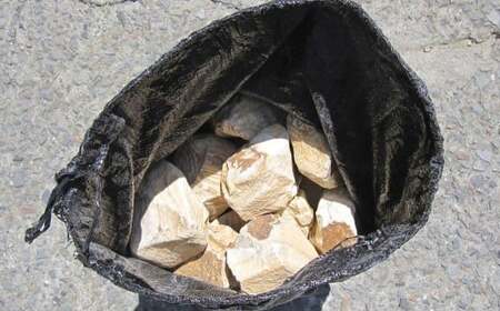 【5個口】庭石、ごろた石 天草中粒（60mm～150mm） 約20kg土嚢袋入り 合計約100kg 天草石 中粒 ブラウン 茶色 石 天然石 庭 熊本県 上天草市