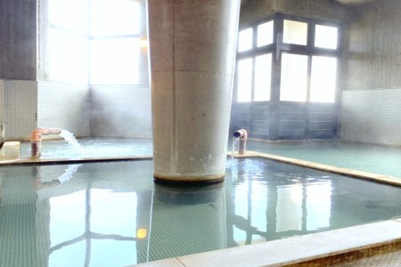 【学びやの里】学びやの里 キャンプ場 貸切券 最大29時間滞在 フリーサイト×60面 オートサイト×7面 温泉利用可 キャンプ場貸し切り利用券 芝生 初心者 ソロ ファミリー グループ トイレ ウオシ