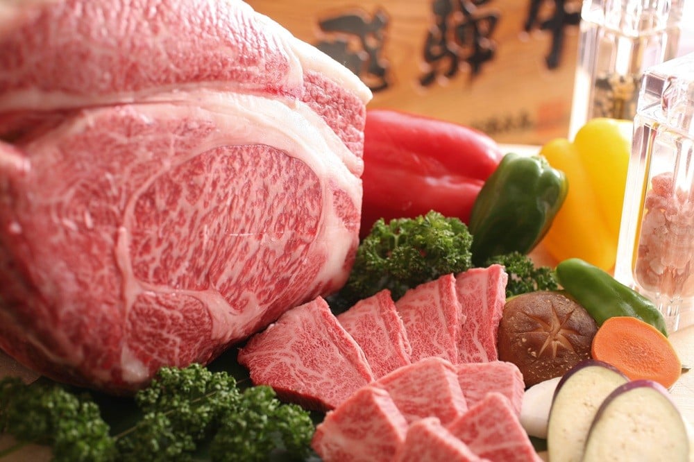 
            【2026年1月より発送】飛騨牛 リブロース 焼肉  1kg 牛肉 和牛 ロース 肉 BBQ 岐阜県 飛騨市
          