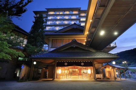 あつみ温泉　萬国屋　ペア宿泊券（1泊2食付）【詣でる つかる 頂きます】（山形県鶴岡市） 日本のホテル・旅館100選 充実の周辺観光 | 源泉かけ流し 名湯 バレルサウナ 露天風呂 美食 和食 鯛めし