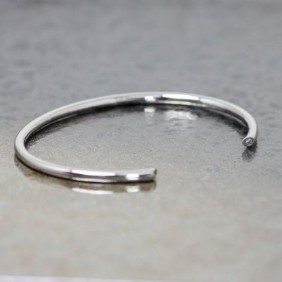 ふるさと納税 大津市 【SILVERプラチナコーティング】ダイヤモンド2粒がキラリと輝く 遊び心ある上品で可愛いバングル　