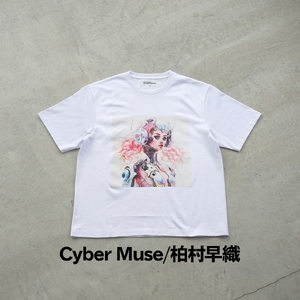 ＜新登場＞VOICE GATHERING アートプリントT-Shirt(Cyber Muse・Lサイズ・1枚) Tシャツ 半袖 トップス ホワイト 白 クルーネック M L サイズ アート デザイン 