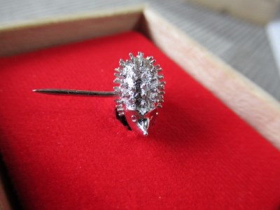 1.5-9-17　「ハリネズミ」ピンブローチ