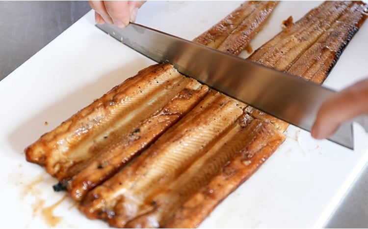 穴子 焼き穴子 3尾入 225g 蒲焼き 小分け 真空パック 厳選 特選 不揃い 小ぶり 魚貝類 魚介類 おかず 和食 魚料理 青島 冷蔵 冷蔵配送 岡山 岡山県 瀬戸内市