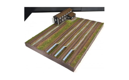 Nゲージ用 鉄道模型ジオラマ展示台 37×26cm 木造機関庫付き6線ヤード(洗浄台付き)【1590658】