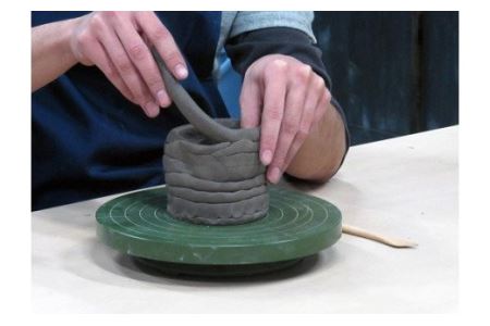 陶芸体験【手びねり】 ／ チケット 体験チケット てびねり とうげい 陶芸 体験 粘土 手作り 手づくり 作品 器 食器 皿 コップ 酒蔵 温かみ 日本建築 茨城県 No.062