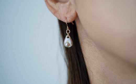 琵琶パールと池蝶貝のピアス（THE SHELL with BIWAPearl)