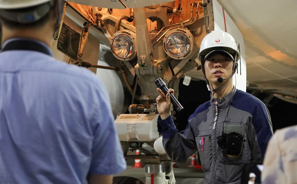 JAL スタッフがご案内！阿蘇くまもと空港 夜の飛行機 見学会 2026 【2026年4月発送予定】