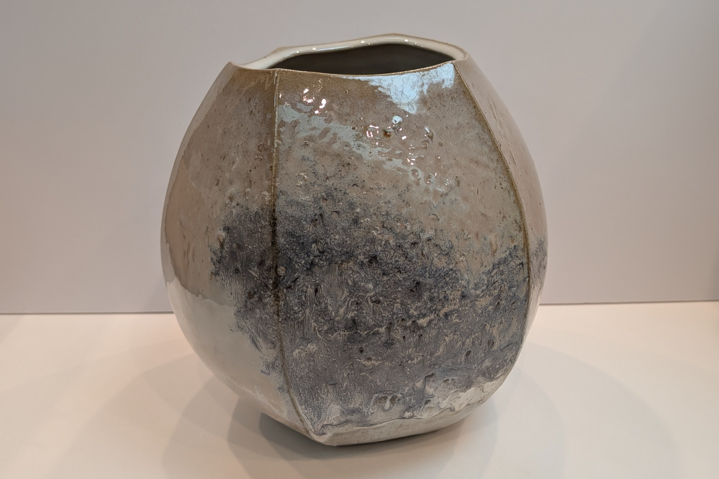 
            萩焼 白萩釉窯変灰被面取壺　｜HG000683
          