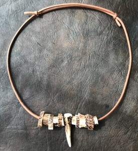 鹿角の不揃いビーズネックレス【茶】ペンダント アクセサリー エスニック 小物 エキゾチック 民族風 奇抜 派手【R00269】