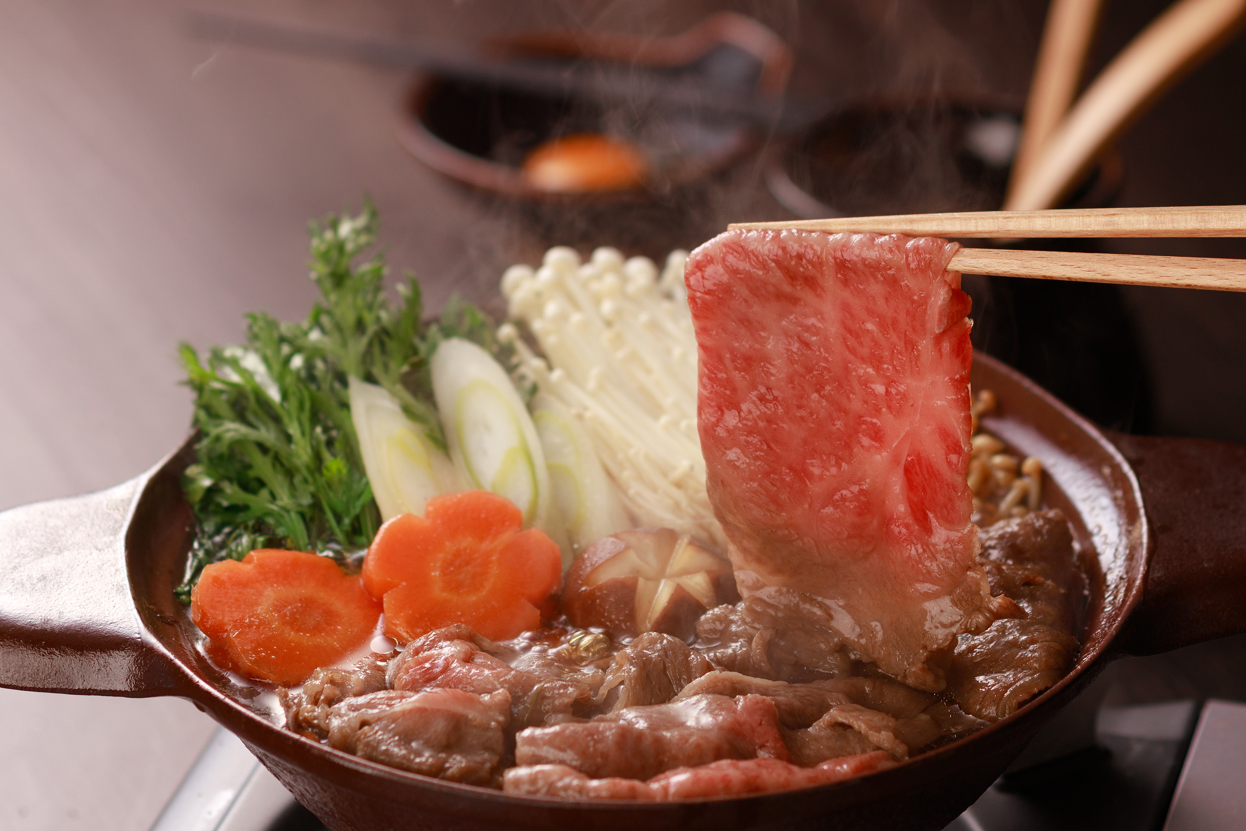 奥出雲和牛肩ロースすきやき用550g【牛肉 すきやき 霜降り しまね和牛 黒毛和牛 贈答用 冷蔵 チルド 日時指定Ｂ-8】