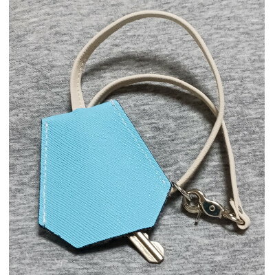 【ふるさと納税】キーカバー大　牛革プリズム型押し/スカイブルー【1657319】