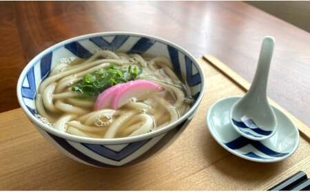 有田焼 粋な江戸紋の丼とレンゲのセット【しん窯 青花】【佐賀県陶磁器工業協同組合】食器 うつわ 器 丼ぶり 丼 レンゲ うどん ラーメン お正月 手描き 江戸紋 プレゼント ギフト 35000円 3.