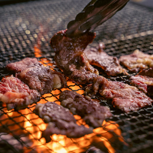 「草乃牛」の焼肉セット(バラ・肩ロース)|北海道大樹町のアニマルウェルフェア認証牧場【配送不可地域：離島】【1496153】