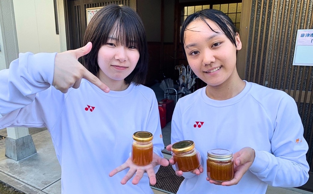 採蜜したニホンミツバチの蜂蜜をもつ高校生
