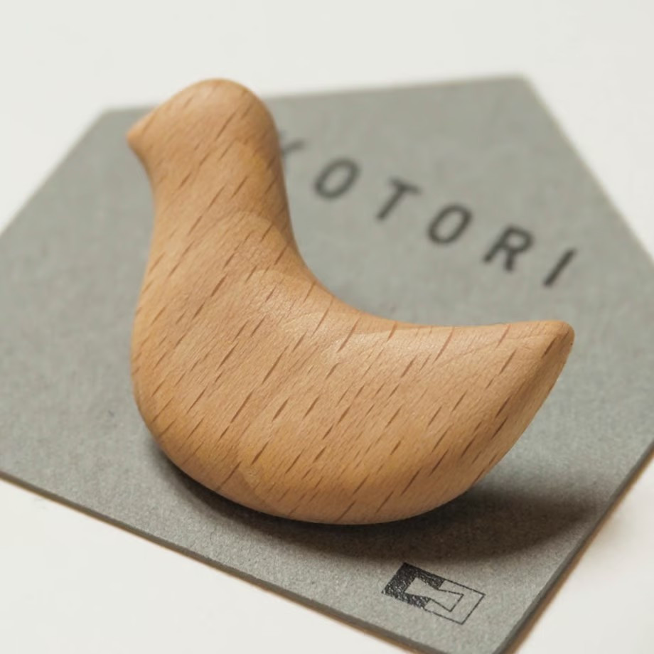 
            【選べる種類】KOTORIブローチ （ブナ / カリン） 2種類 鳩サブレー ブローチ アクセサリー ウッドブローチ 木 木製 北海道 北広島市
          