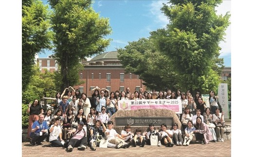 ＜サマーセミナー＞
世界各国から集まった留学生とともに、地域が抱える課題を学び、その解決策を共に考える国際交流プログラム。