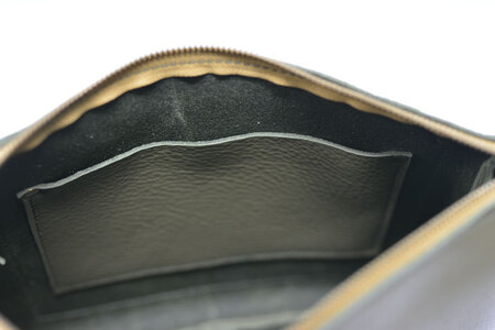 益子の革工房maharoのショルダーポーチ　ワイド（L）オリーブグリーン｜栃木県 益子町 ふるさと納税 ショルダーポーチ ワイド 牛革 手作り（AX110-4）