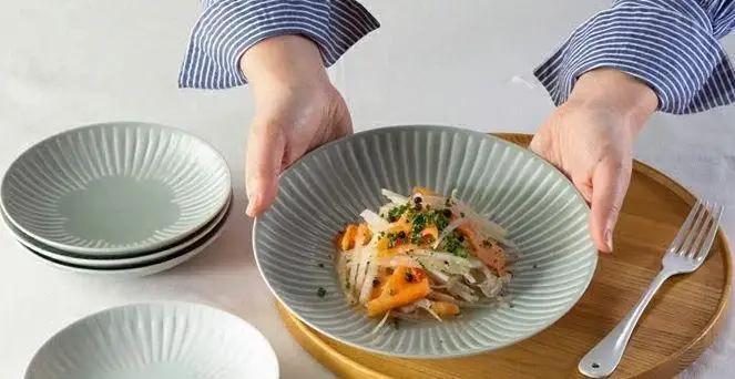 【波佐見焼】φ21.5ｃｍの皿５枚組  花ふわりグレー 【西海陶器】 ５ 11323｜波佐見焼 陶器