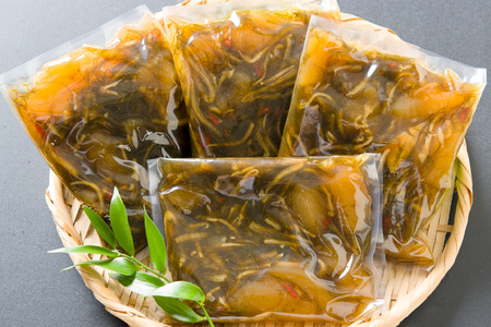 【6か月定期便】数の子屋こだわりの「松前漬」1kg(250g×4袋) 全6回　R001-048