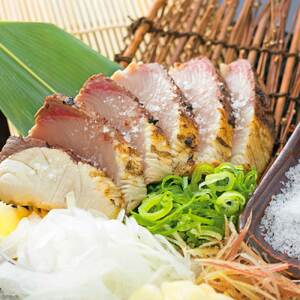 ブリの藁焼きたたき 4本（4~5人前）タレ付きのセット ぶり 鰤 わら焼き タタキ たれ付き 宗田かつおのうまみぽん酢 魚 海鮮 シーフード 魚介 刺身 新鮮【R01338】