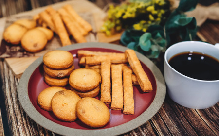 カフェインレスコーヒー ドリップバッグ ６個＆焼き菓子 ３袋×２種類 （さつまいもとホワイトチョコのサブレ・チーズと胡椒のバトンフロマージュ） ＜詰め合わせ＞ ～ カフェ・アダチ 自家焙煎 珈琲 ドリ