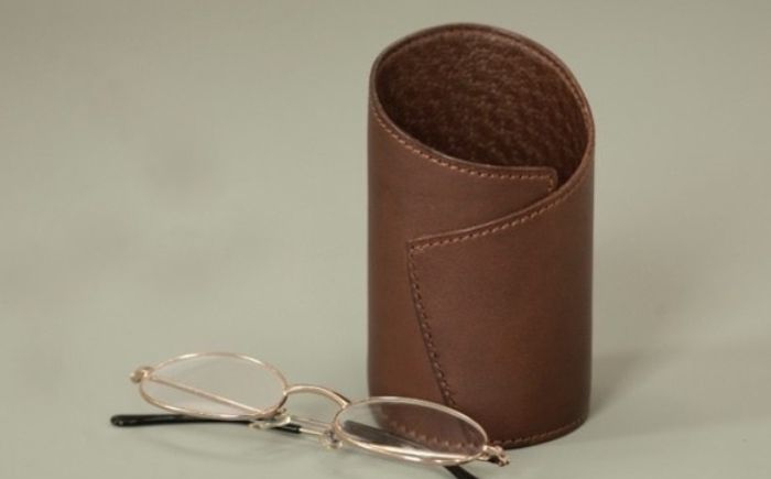 
                  tanikoオリジナル 眼鏡スタンド《厚真町》【Taniko leather】レザー  革 革製品 作家物 手作り メガネ メガネスタンド 文房具 ギフト 北海道[AXAP015]
                