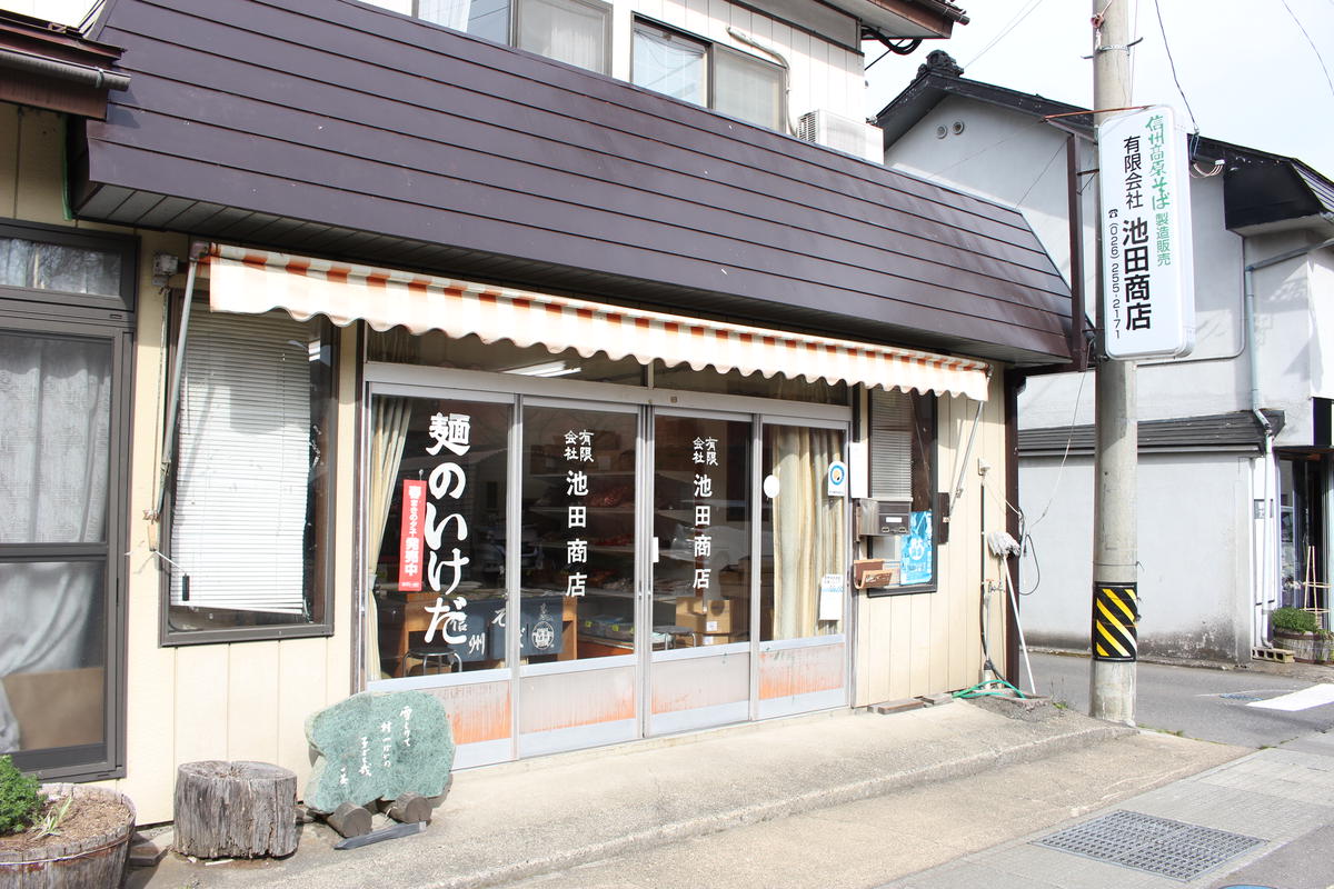 【長野県信濃町ふるさと納税】通年配送「信州そば満腹食べ比べセット（18食分）」地粉そば200g×３、細切りそば220g×３、半生信州そば300g×３｜だしつゆ25g×18食分付き