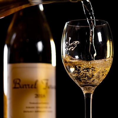 ふるさと納税 富良野市 【包装・手提げ袋・のし付】ふらのワインバレル(赤・白) 2本セット |  | 02